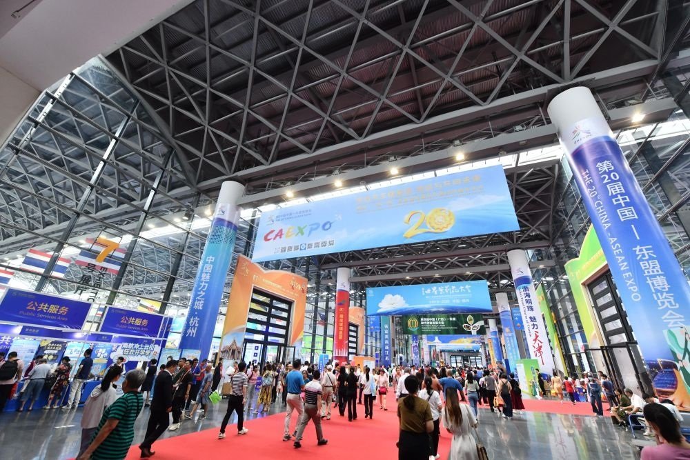 2023年9月18日，參觀者在第二十屆中國—東盟博覽會東盟商品展區(qū)選購商品。新華社記者 黃孝邦 攝