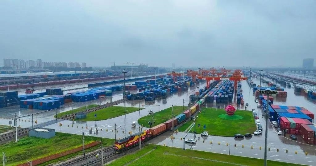 △2023年9月28日，中歐班列長(zhǎng)安號(hào)第20000列從陜西西安國(guó)際港站開出。