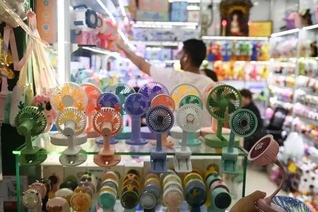 △近期，客商在浙江義烏國(guó)際商貿(mào)城采購(gòu)商品。