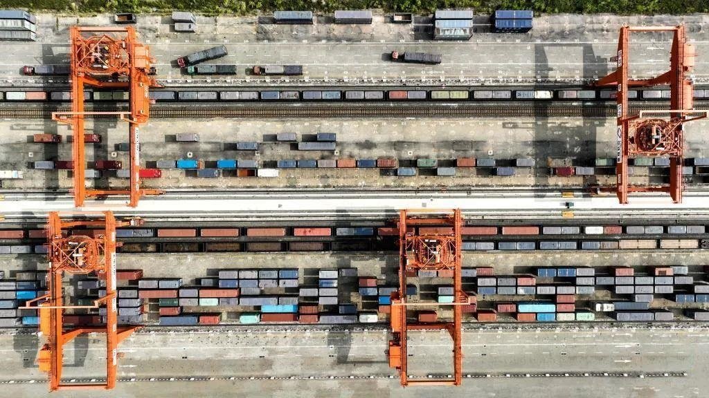 △2023年11月12日，火車在廣西欽州港碼頭裝運(yùn)集裝箱。