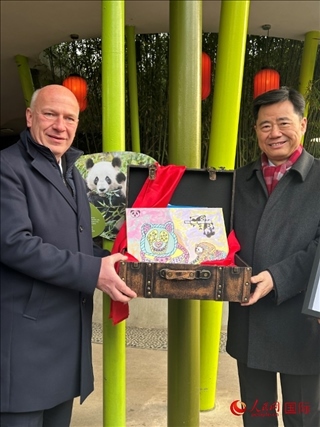 吳墾大使和韋格納市長手捧德國兒童為“夢想”“夢圓”準(zhǔn)備的手繪“送別大禮包”。人民網(wǎng)記者 徐馨攝