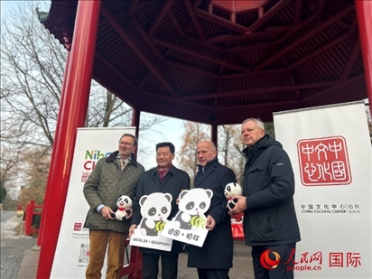 中國文化中心組織的主題活動現(xiàn)場。從左至右依次為柏林動物園園長克尼里姆、中國駐德國大使吳懇、柏林市長韋格納、柏林動物園監(jiān)事會主席布魯克曼。人民網(wǎng)記者 徐馨攝