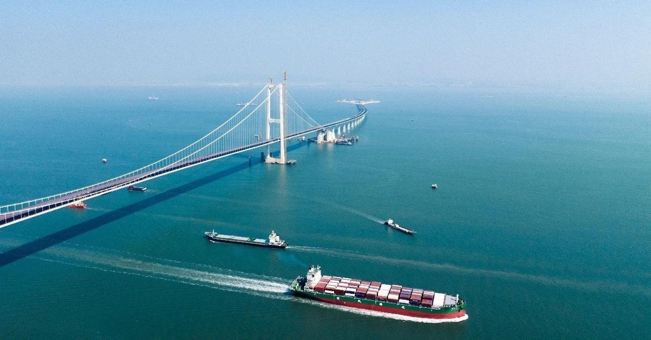 △2023年11月28日，國(guó)家重大工程深中通道海底沉管隧道貫通。