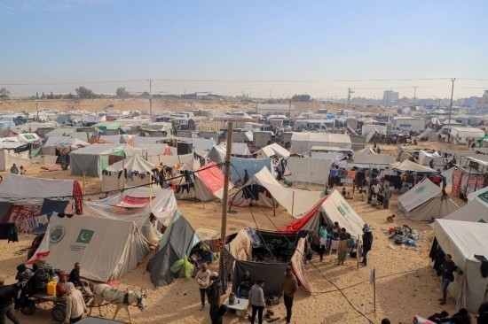  這是12月8日在加沙地帶南部城市拉法拍攝的臨時營地。新華社發(fā)（里澤克·阿卜杜勒賈瓦德攝）