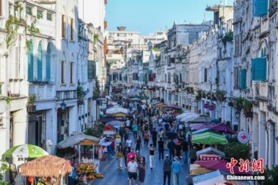 圖為?？隍T樓老街游客如織。 <a target='_blank' href='/' ><p align=