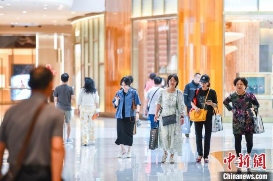 圖為顧客在cdf?？趪H免稅城內選購商品。<a target='_blank' href='/' ><p align=