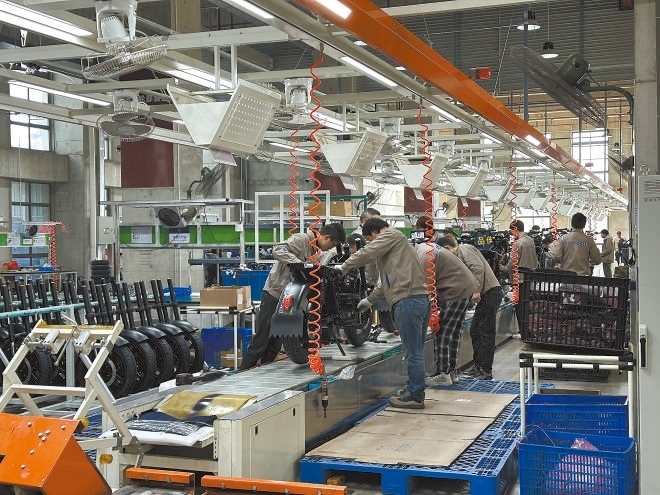  產(chǎn)業(yè)領(lǐng)跑 在長(zhǎng)三角一體化發(fā)展格局下，新能源制造業(yè)通過(guò)產(chǎn)業(yè)集群協(xié)同發(fā)展，形成現(xiàn)代化產(chǎn)業(yè)體系。圖為位于江蘇常州市的比亞迪工廠內(nèi)，工作人員正在組裝銷(xiāo)往非洲國(guó)家的電動(dòng)摩托車(chē)。 拉丁美洲通訊社古巴籍?dāng)z影記者 朗尼·洛佩茲（中文名羅帥）攝