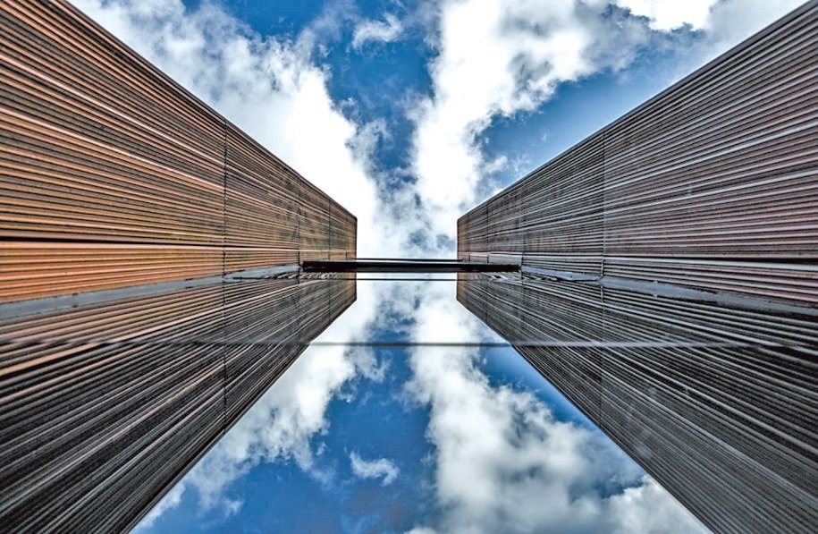  開(kāi)放共享 今年9月，改造升級(jí)后的上海凝聚力工程博物館開(kāi)門(mén)迎客。博物館大廳公共區(qū)域在功能提升、資源整合后，釋放更多公共服務(wù)空間，帶給市民更多新體驗(yàn)。 上海某餐廳法國(guó)籍廚師 邁克爾·溫德林?jǐn)z