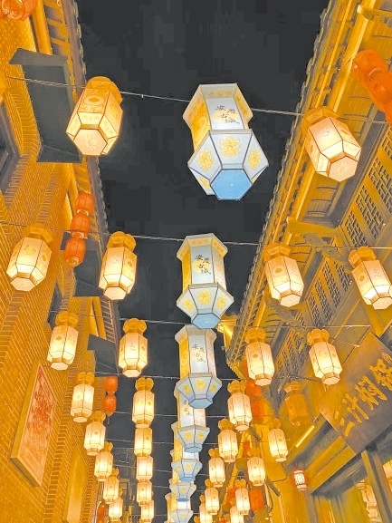  古城新韻 位于安徽安慶市安慶古城的倒扒獅歷史文化街區(qū)依江而建，在保留歷史建筑的同時(shí)，引入產(chǎn)業(yè)新業(yè)態(tài)，激發(fā)歷史文化街區(qū)活力，吸引了眾多游客前來(lái)游玩。 韓國(guó)籍視頻博主 金峻范攝