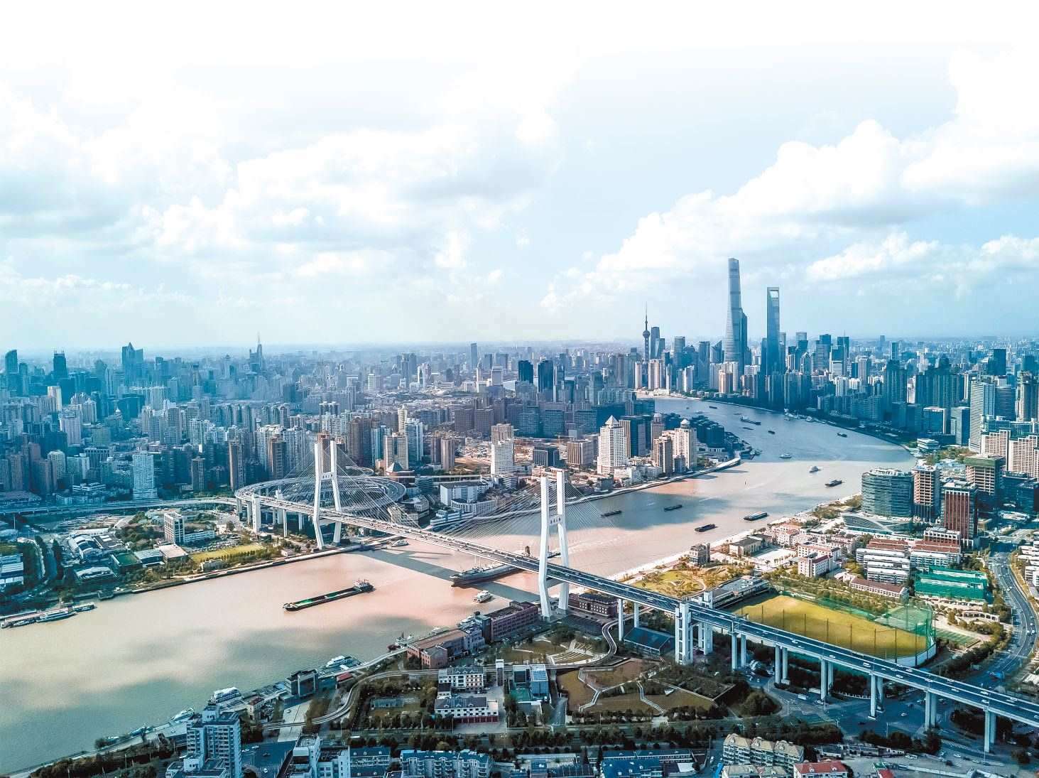  潮起東方 上海黃浦江兩岸高樓林立，風(fēng)光無(wú)限。近年來(lái)，上海以開(kāi)放創(chuàng)新之姿，謀劃推動(dòng)高質(zhì)量發(fā)展，奮力開(kāi)創(chuàng)長(zhǎng)三角一體化新局面。 德國(guó)籍導(dǎo)演、建筑師、攝影師 馬克·西格蒙德攝 “起初，我被東方古國(guó)的悠久歷史文化吸引來(lái)到中國(guó)。在上海生活的10多年間，我見(jiàn)證了這座城市的發(fā)展歷程，也感受到它兼具傳統(tǒng)與現(xiàn)代的獨(dú)特魅力?！? /></p> <p style=