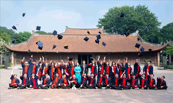 12月9日，越南首都河內(nèi)一所高中的學(xué)生在文廟內(nèi)合影留念。
