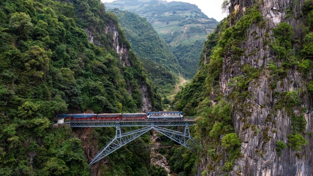 2023年6月20日，一列火車(chē)駛過(guò)人字橋。