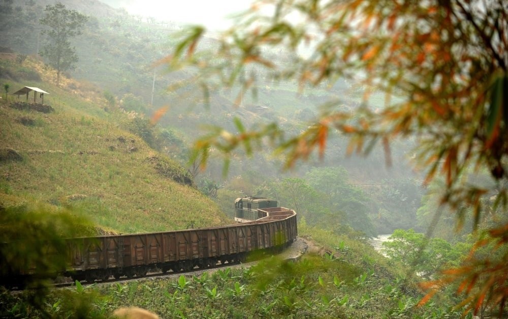 這是行駛在滇越鐵路云南省屏邊縣境內(nèi)的貨運(yùn)列車(chē)（2012年3月9日攝）。