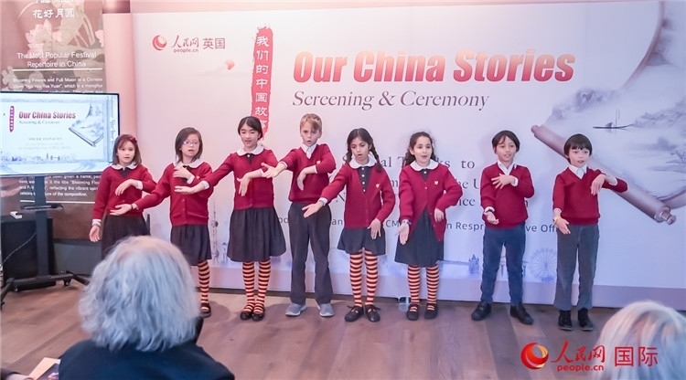 肯辛頓韋德預(yù)備學(xué)校小學(xué)生表演。人民網(wǎng) 郭錦標(biāo)攝