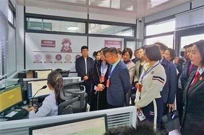  在昆明中院訴前調(diào)解工作室內(nèi)，代表們觀摩法官線上調(diào)解。