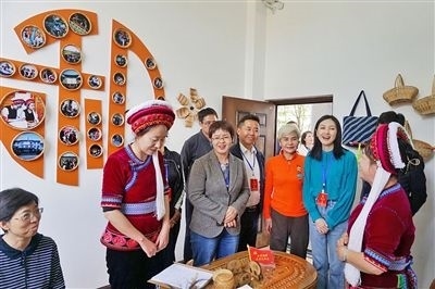  在大理法院喜洲法庭，代表們與“金花調(diào)解員”共同探討民族特色調(diào)解工作方法。