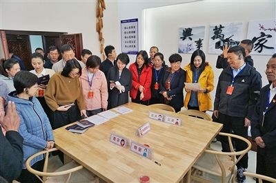  在劍川法院家事調(diào)解室內(nèi)，該院制作的《離婚證明書》引起了代表們的關(guān)注。