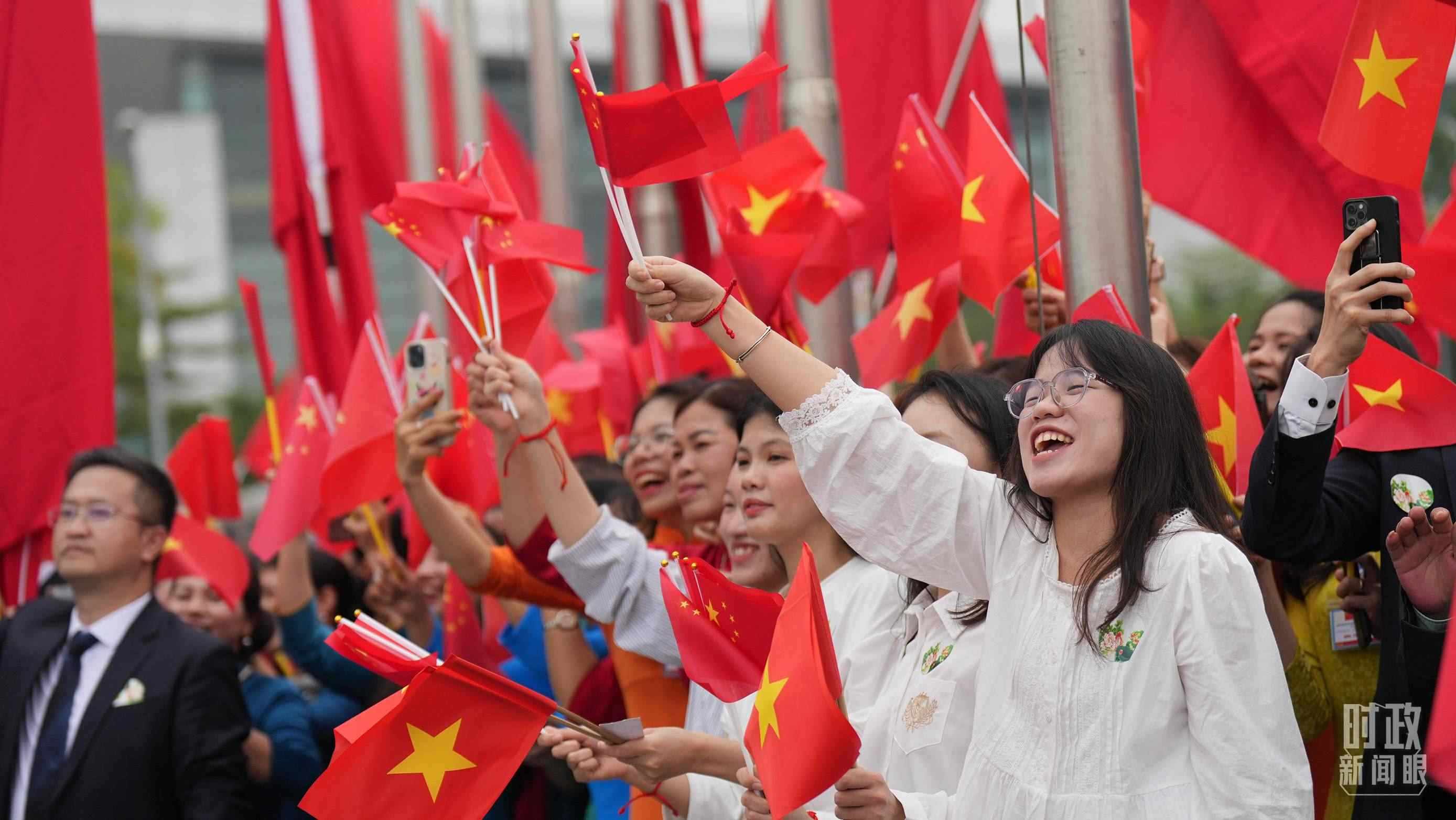 △人們揮舞兩國(guó)旗幟歡迎習(xí)近平訪越。（總臺(tái)國(guó)廣記者李晉拍攝）