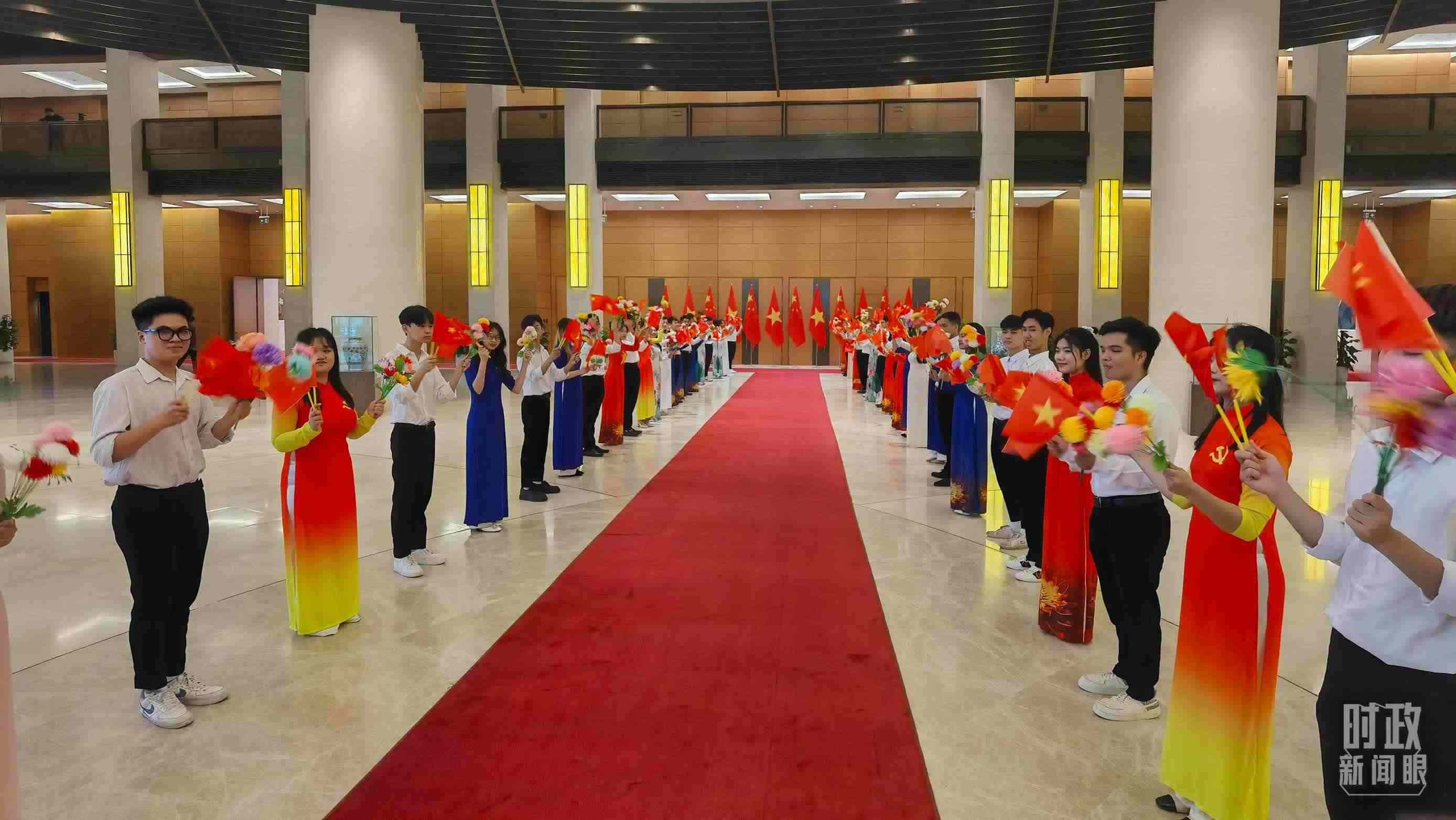 △夾道歡迎的當(dāng)?shù)厍嗄?。（總臺(tái)央視記者周志國(guó)拍攝）