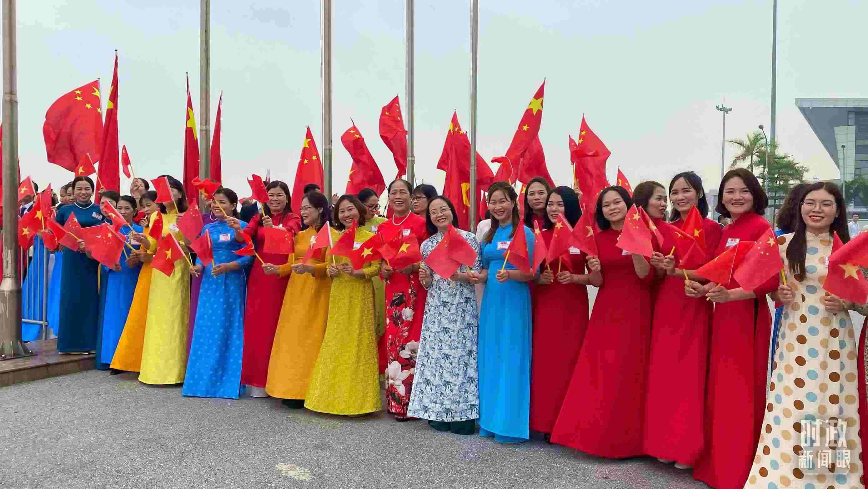 △專機(jī)抵達(dá)前，400多名中越各界代表手持兩黨兩國(guó)旗幟翹首以盼。（總臺(tái)央視記者李增仁拍攝）