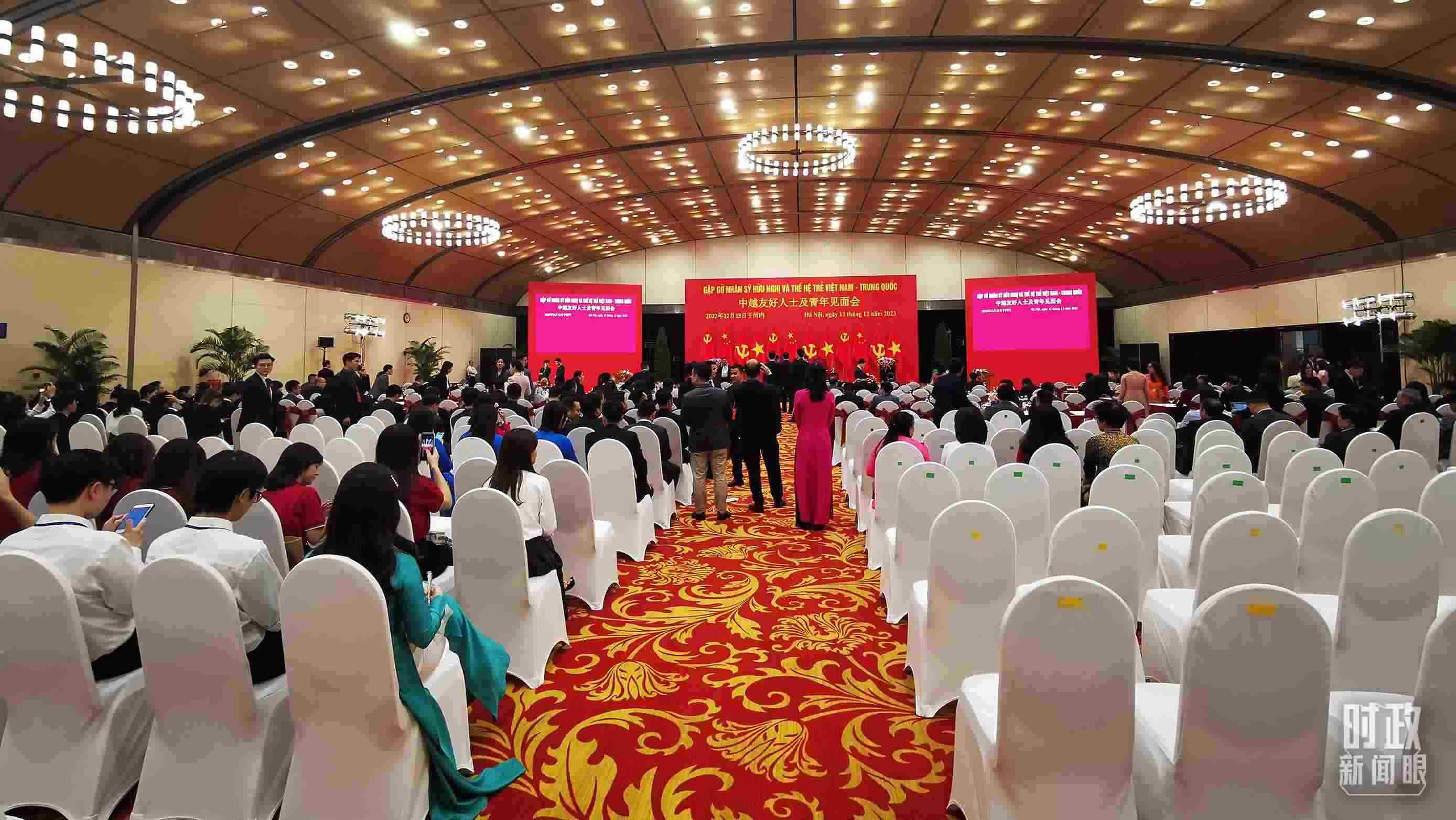 △習(xí)近平出席中越友好人士及青年見面會(huì)。這是見面會(huì)開始前的場(chǎng)景。（總臺(tái)央視記者荊偉拍攝）