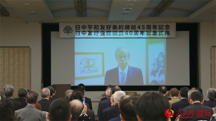 日本前首相福田康夫向活動發(fā)來視頻賀詞。人民網 許可攝