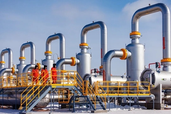 中俄東線天然氣管道黑河首站工作人員正在巡檢。受訪者供圖