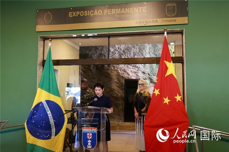 中國駐里約總領(lǐng)事田敏在攝影展開幕式上致辭。 人民網(wǎng)記者 陳海琪攝