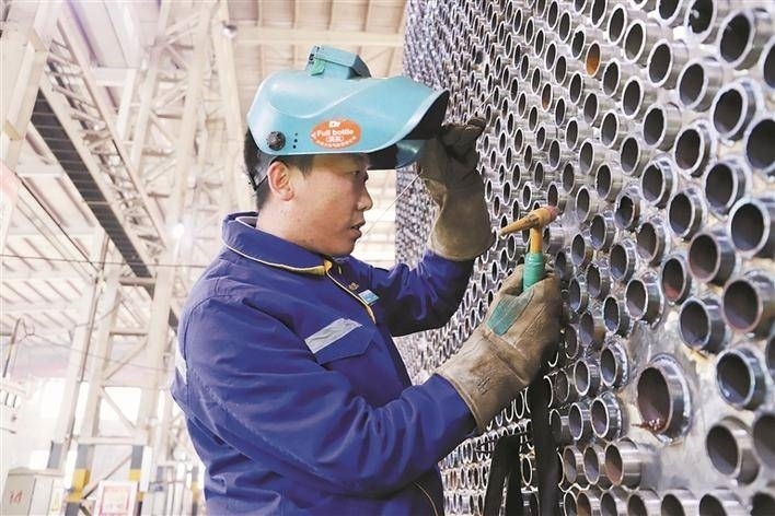 邵旭鵬在車間進行電焊作業(yè)。受訪者供圖