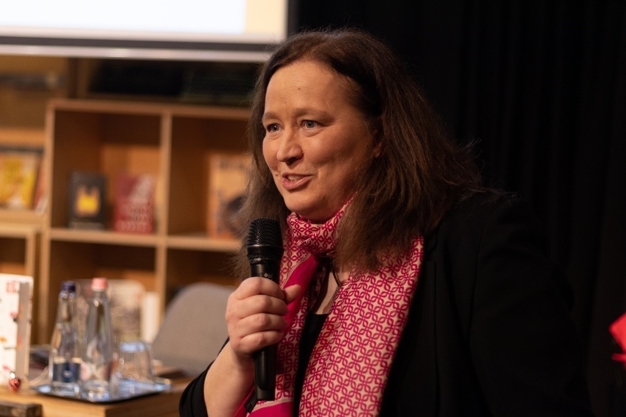 本書(shū)譯者宗博莉·克拉拉主持讀書(shū)分享會(huì)。摩爾多瓦尼·巴爾納巴斯攝