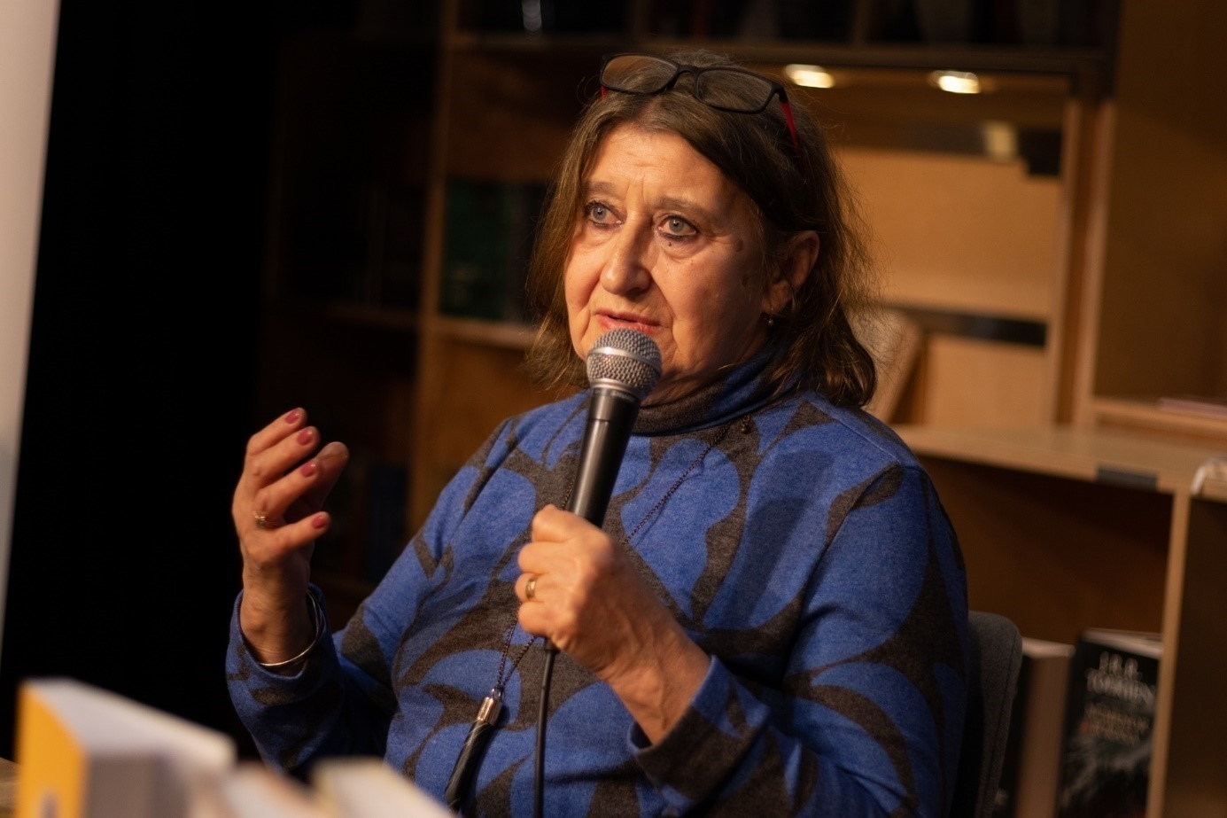 埃娃介紹作品。摩爾多瓦尼·巴爾納巴斯攝