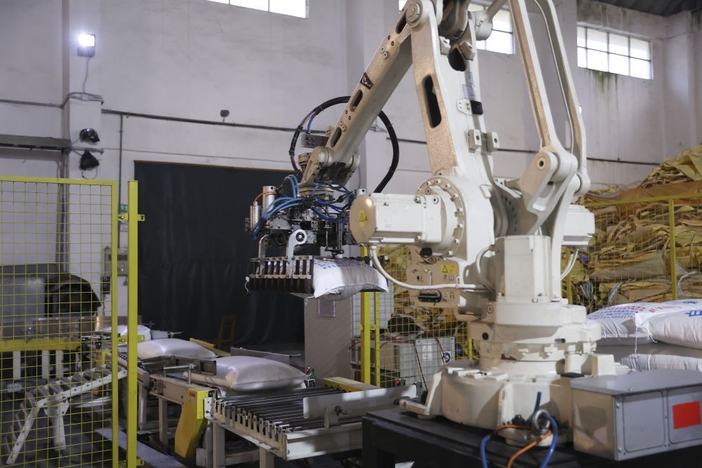 12月14日，在廣西來賓東糖鳳凰有限公司，機械臂在廠房碼放白砂糖成品。