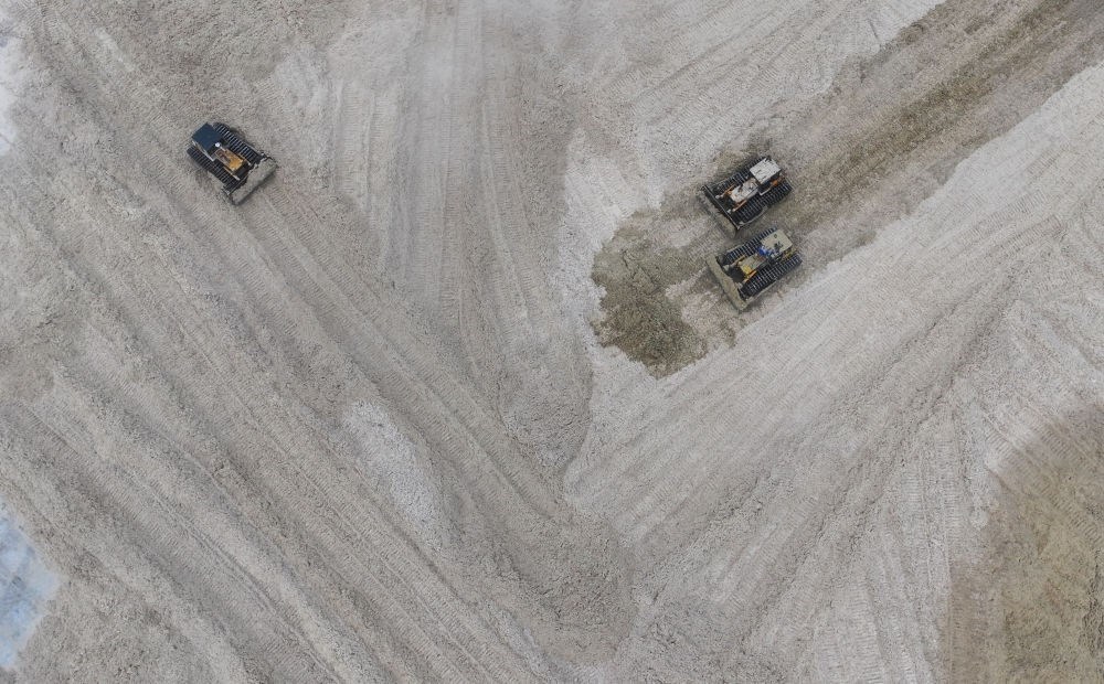 12月12日，在廣西湘桂華糖制糖集團來賓紙業(yè)有限責(zé)任公司，工作人員在整理蔗渣（無人機照片）。