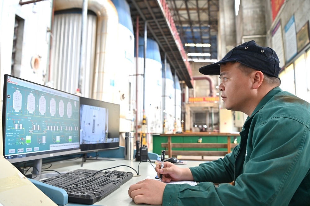 12月12日，工作人員在廣西來賓小平陽湘桂制糖有限公司監(jiān)控蒸發(fā)系統(tǒng)。