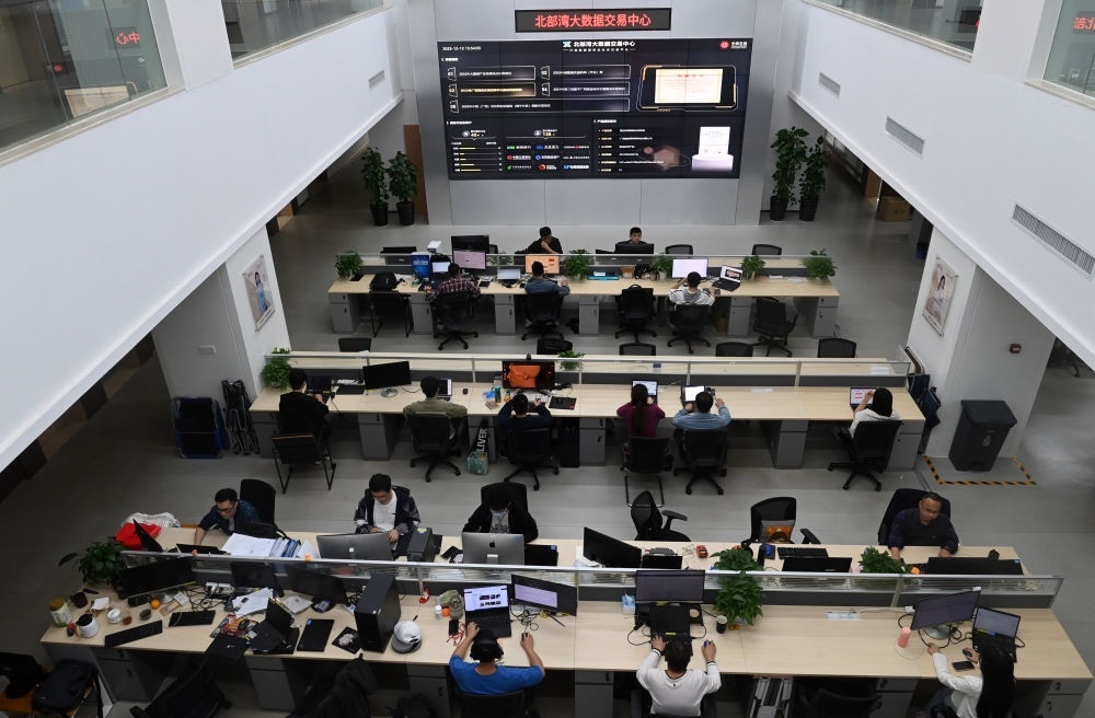 中國—東盟信息港員工在工作中。