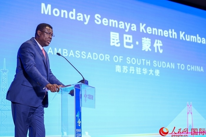 南蘇丹駐華大使蒙代在發(fā)布會上致辭。人民網(wǎng)記者 趙益普攝