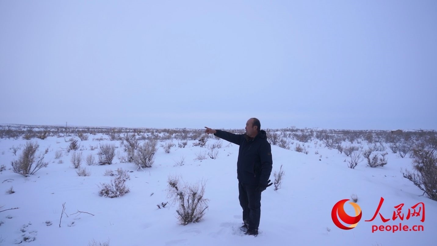 馬曉華向采訪團介紹林場情況。人民網 周靜圓攝