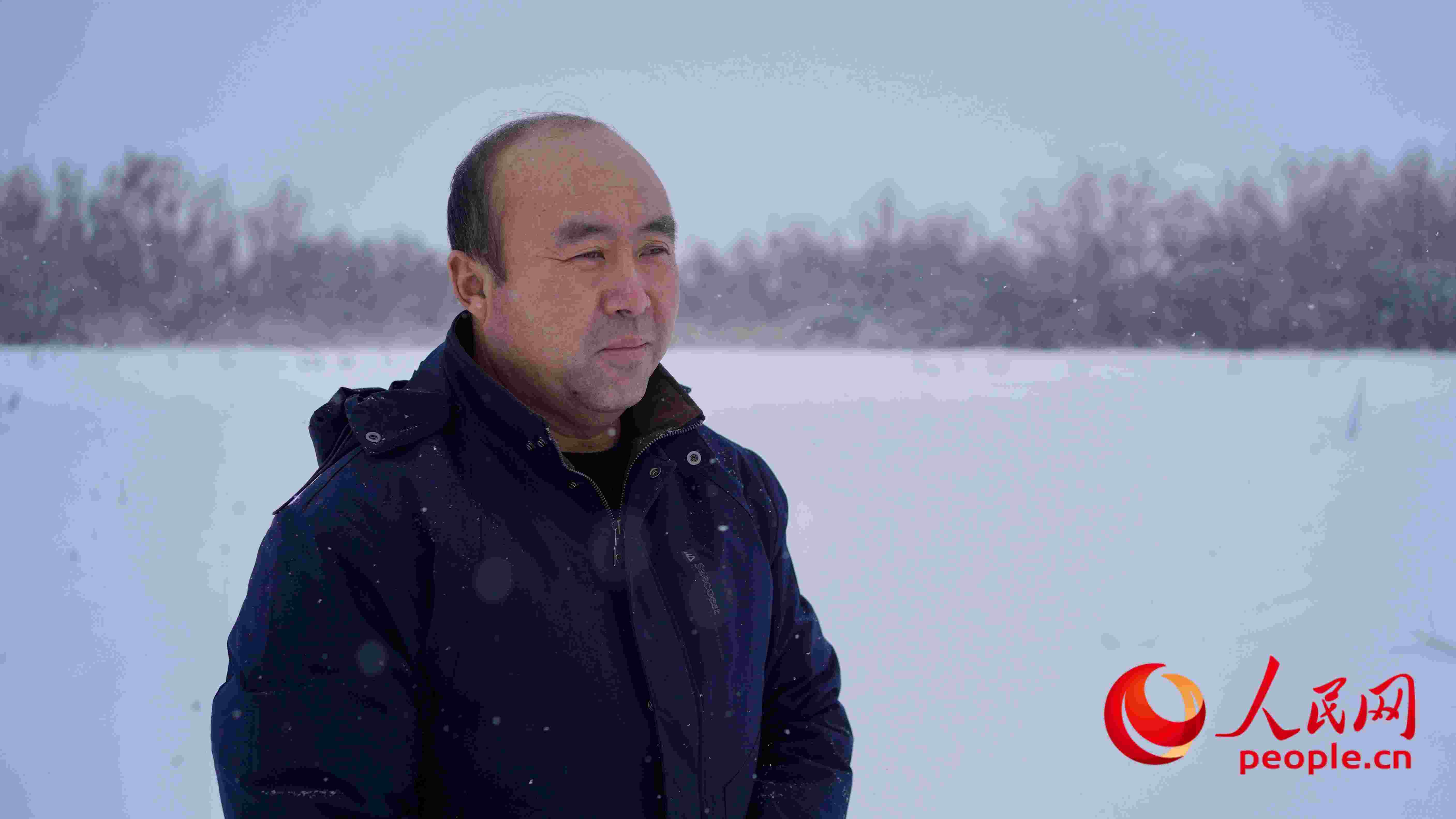 馬曉華回憶當年和父親一起種樹的情形，滿是懷念。人民網 周靜圓攝