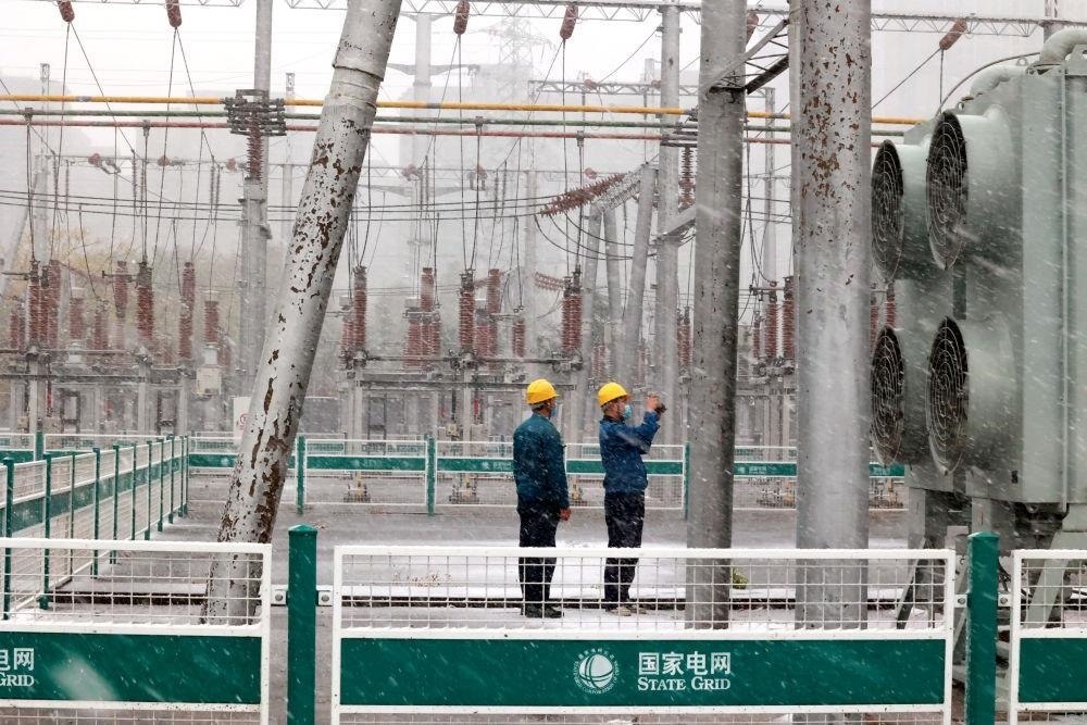 △國網(wǎng)壽光市供電公司變電運(yùn)維人員在檢查變電站積雪情況。