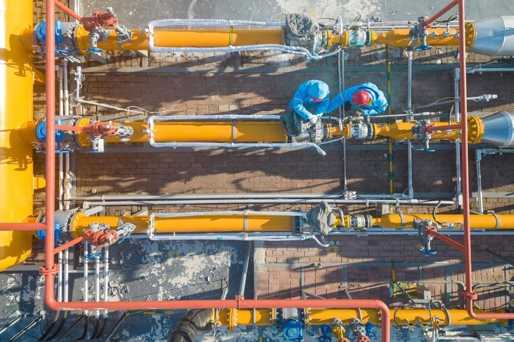 12月17日，黑龍江省哈爾濱市中慶燃?xì)庥邢挢?zé)任公司成高子門站的工作人員在進(jìn)行設(shè)備巡檢，保障燃?xì)夤?yīng)（無人機(jī)照片）。 新華社記者 張濤 攝