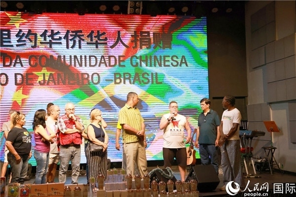 兒童殘障教育中心負(fù)責(zé)人胡里奧向捐贈(zèng)方表示感謝。人民網(wǎng)記者 陳海琪攝