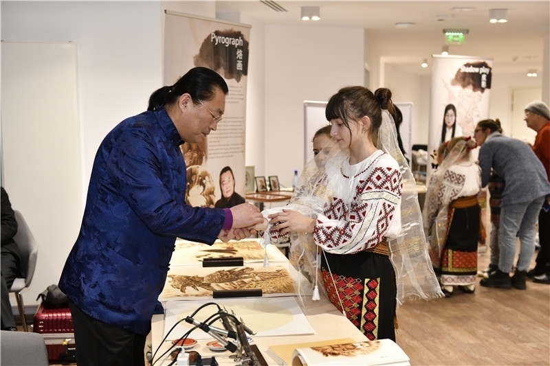 圖為羅馬尼亞小學(xué)生在現(xiàn)場體驗烙畫。 布加勒斯特中國文化中心供圖