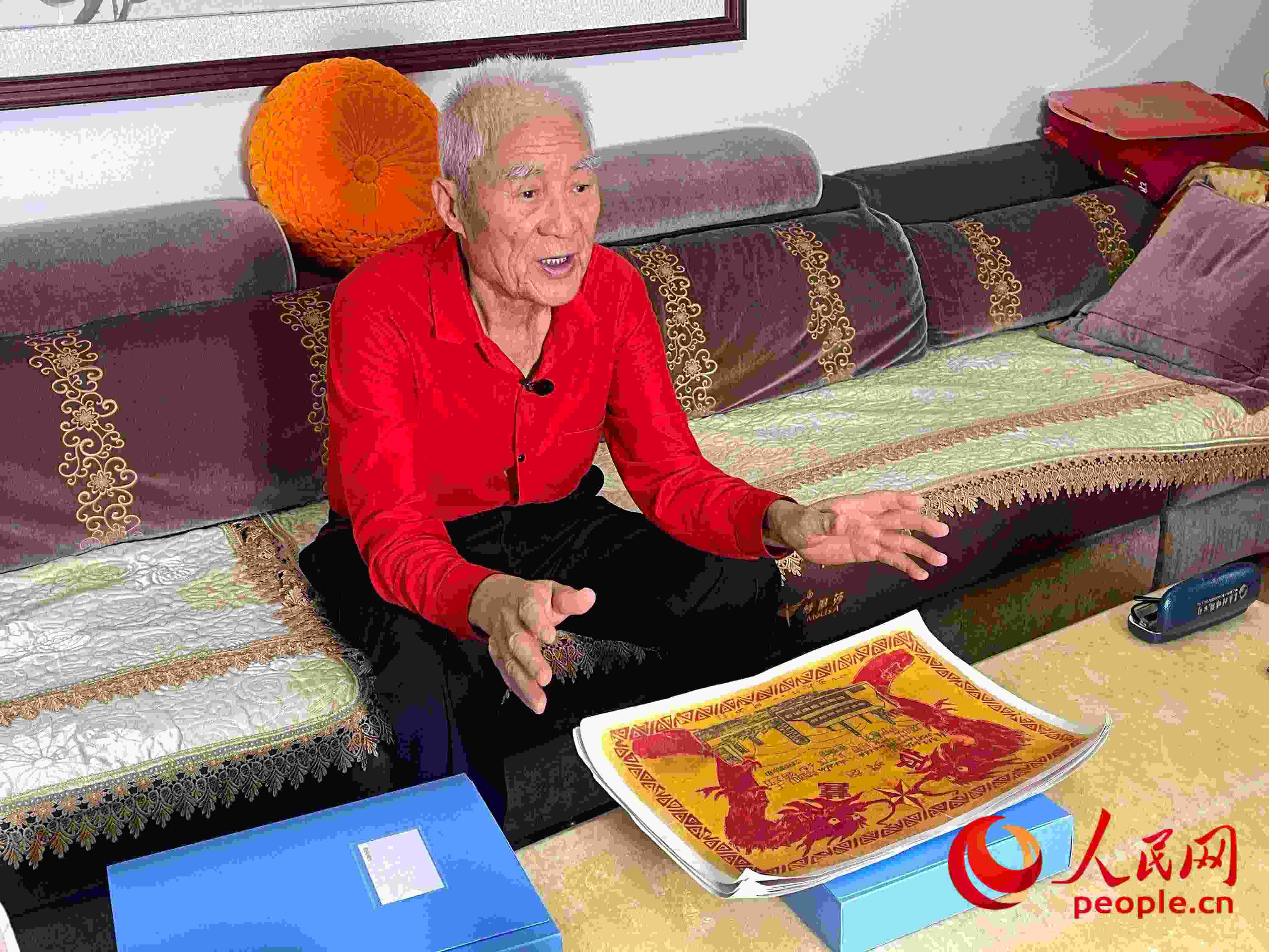 馬太生向采訪團(tuán)講述自己獲得獎(jiǎng)狀的經(jīng)歷。人民網(wǎng) 周靜圓攝