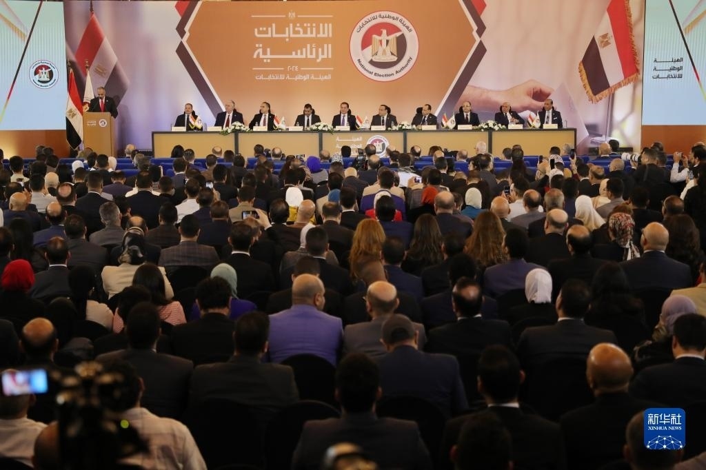 這是12月18日在埃及首都開(kāi)羅拍攝的埃及全國(guó)選舉委員會(huì)新聞發(fā)布會(huì)現(xiàn)場(chǎng)。新華社發(fā)（艾哈邁德·戈馬攝）
