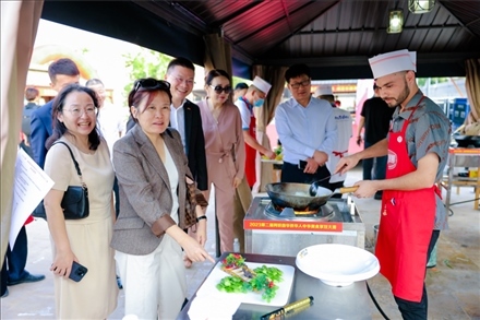 嘉賓現(xiàn)場觀摩。阿聯(lián)酋上?？偵虝咄l(xiāng)會供圖