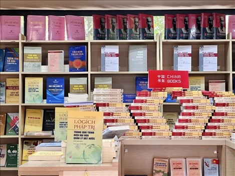 中國(guó)主題圖書(shū)亮相越南河內(nèi)書(shū)街。中國(guó)圖書(shū)進(jìn)出口（集團(tuán)）有限公司供圖