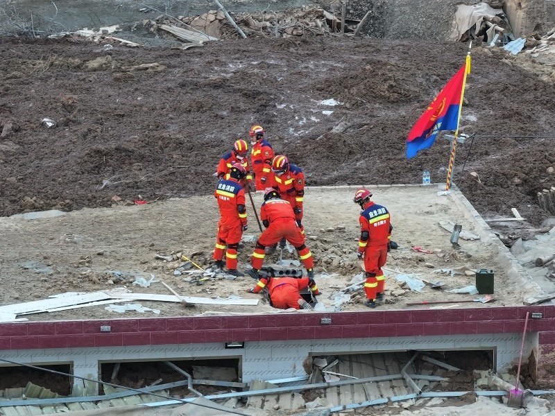 救援人員在現(xiàn)場。賀勇攝。