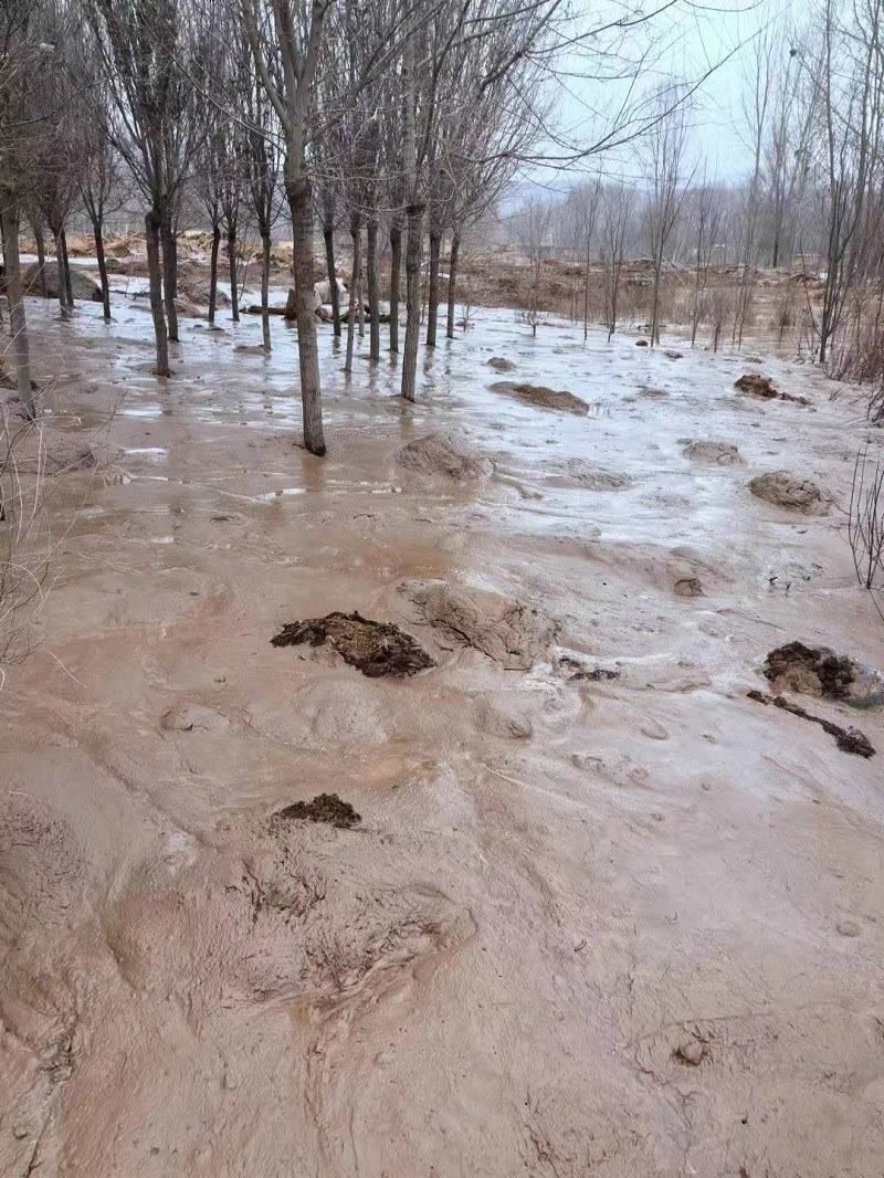 次生災(zāi)害襲擊過的村落。喬棟攝。