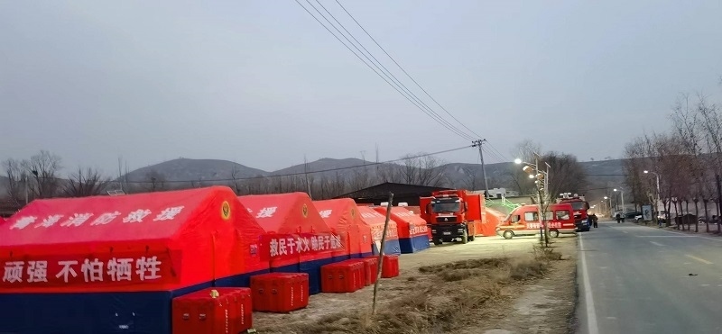 救災(zāi)隊員現(xiàn)場扎起了帳篷。王梅攝。