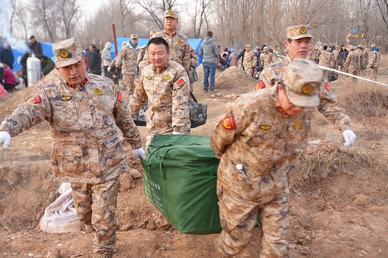 救援人員正在現(xiàn)場緊急搬運(yùn)物資。賀勇攝。